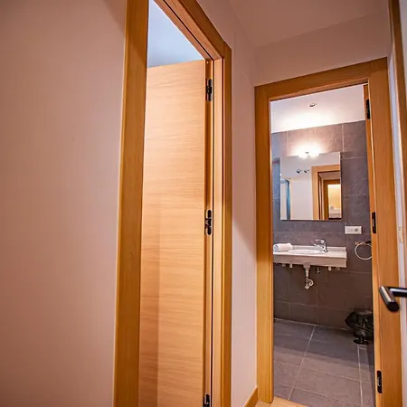 Holidays, Edificio Serraneu, 4 Personas Y Parking